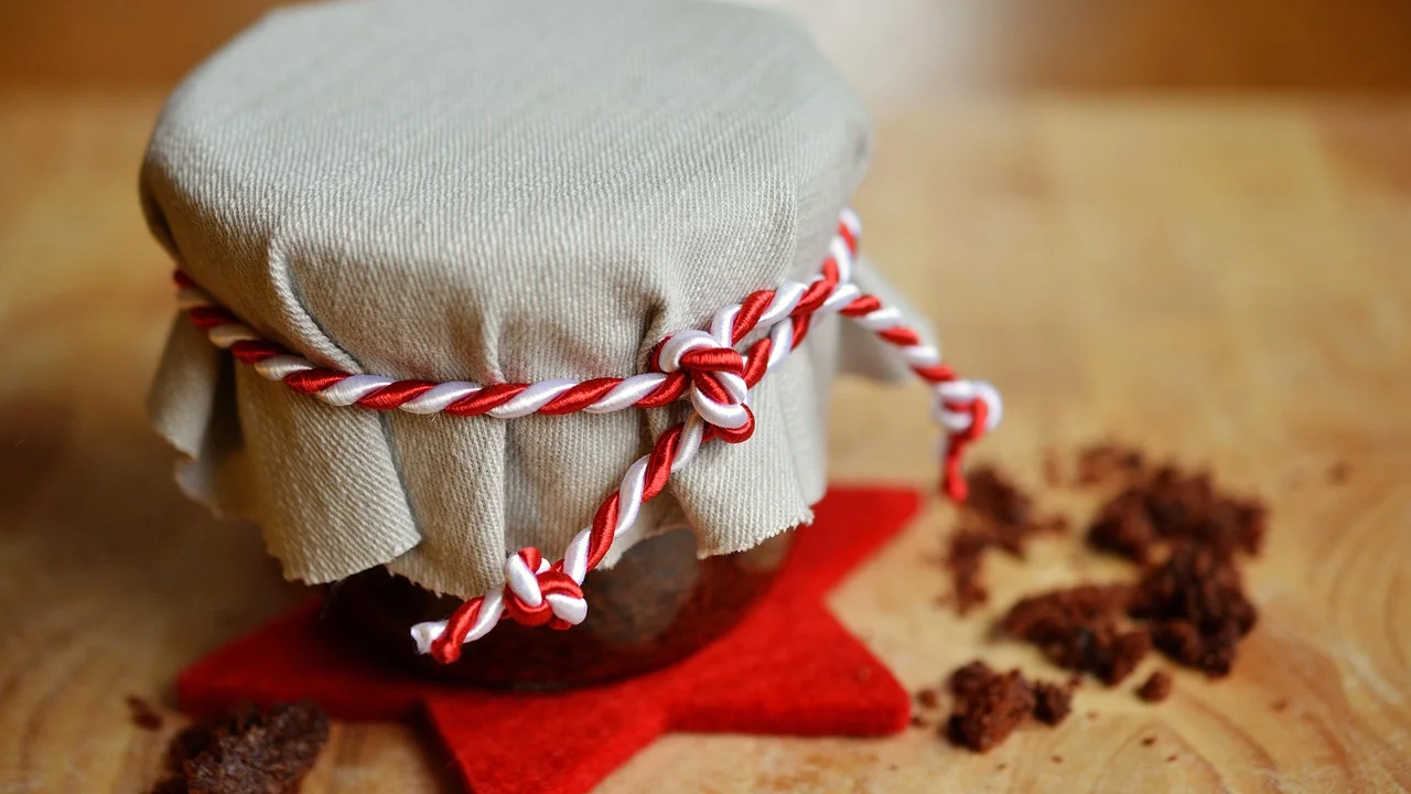 Bolos de pote com camadas visíveis de massa e creme
