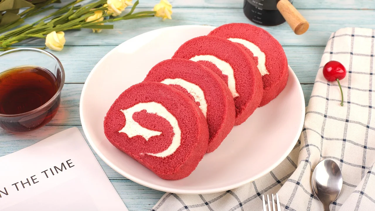 Fatia de bolo de rolo com espiral fina de goiabada.