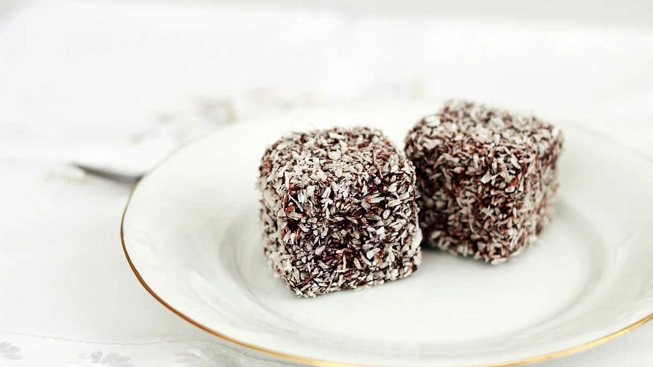 Fatia de bolo formigueiro com granulado de chocolate e coco ralado.