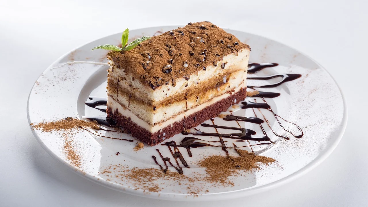 Fatia de bolo de chocolate com cobertura cremosa