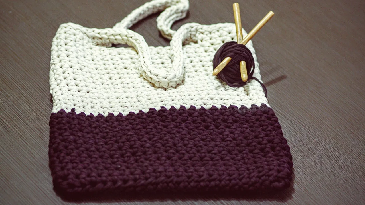 Bolsa de crochê em ponto baixo com acabamento estruturado.