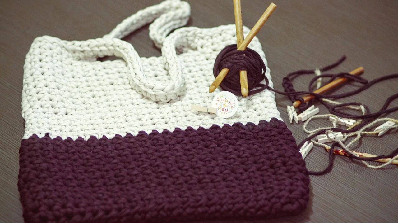 Materiais básicos para iniciar uma bolsa artesanal de crochê.
