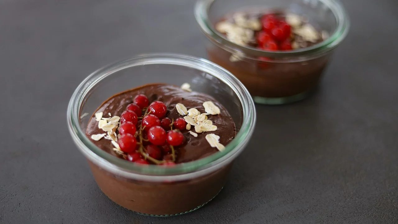 Massa de chocolate sendo preparada no liquidificador
