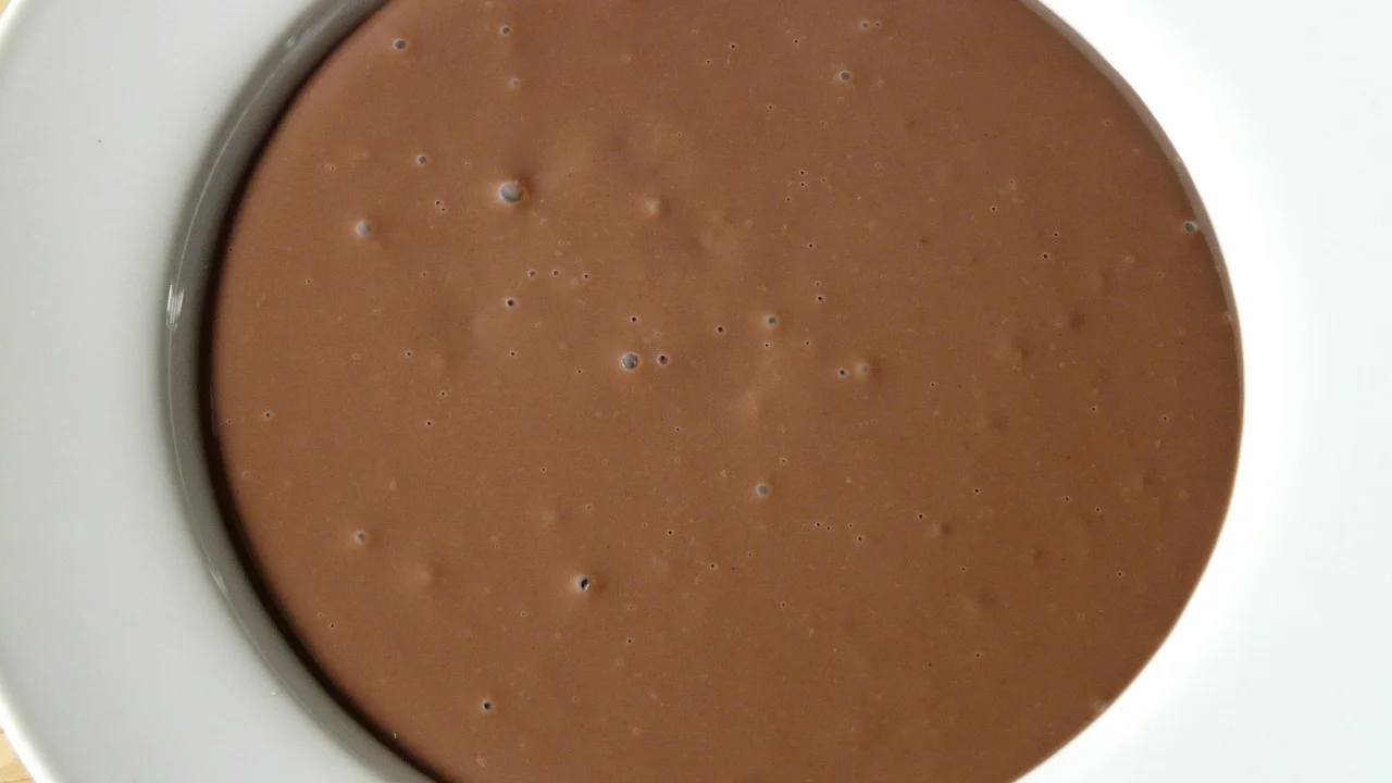 Granulado de chocolate finalizando a sobremesa gelada