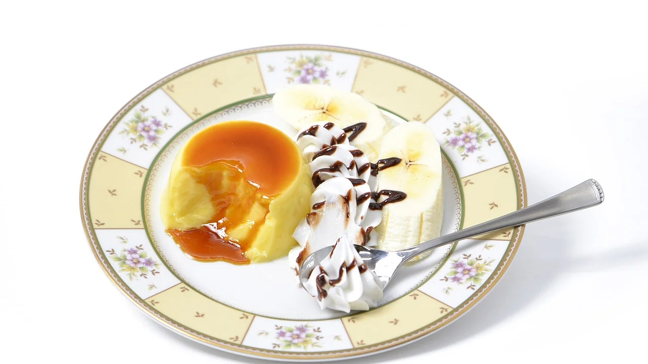 Fatia de brigadeirão com textura lisa e úmida