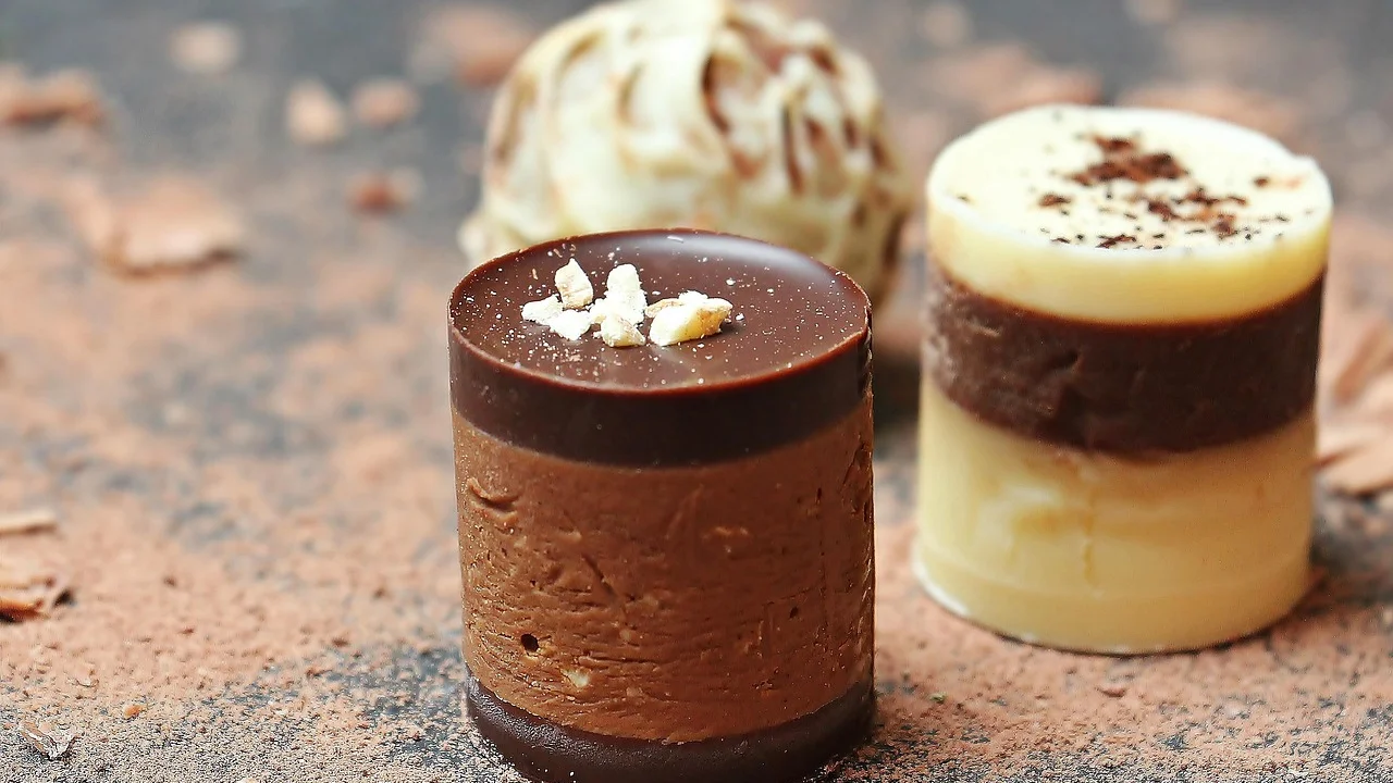 Docinhos de chocolate finalizados com granulado em forminhas.