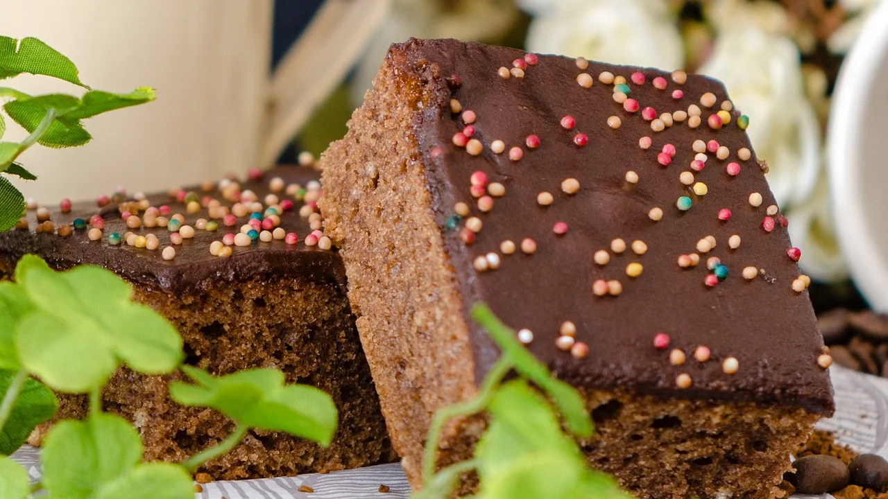 Brownie de chocolate recém-assado com casquinha delicada