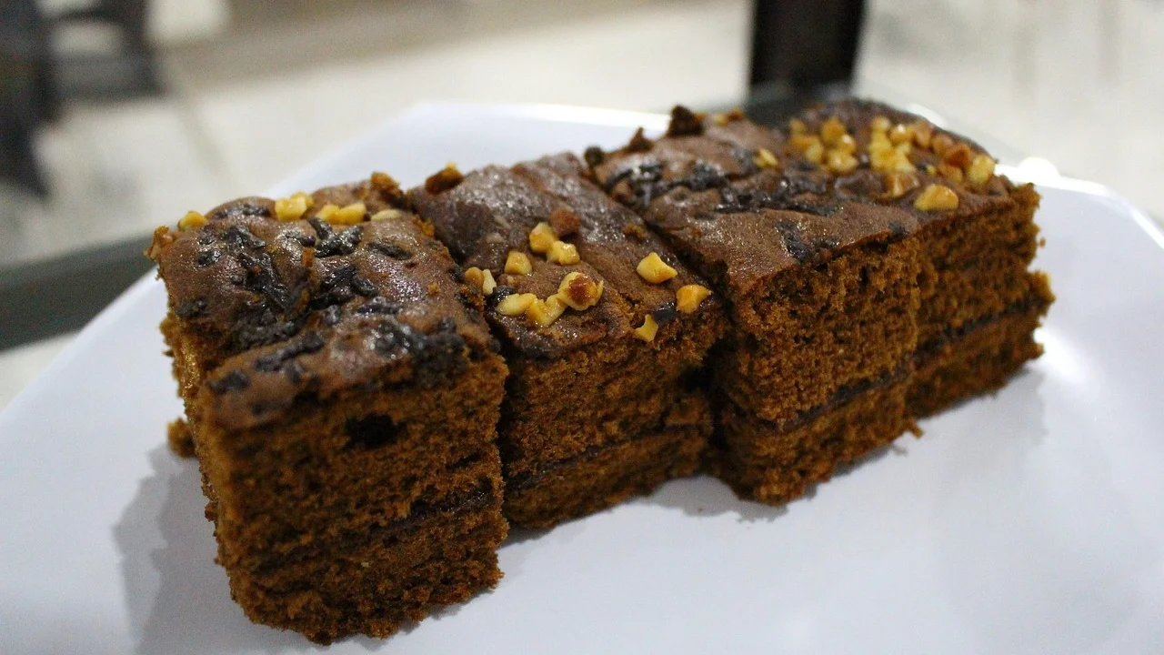 Massa de brownie sendo misturada em tigela de vidro