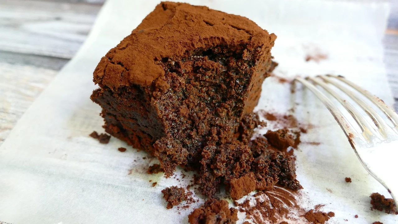 Quadrados de brownie com centro úmido e denso