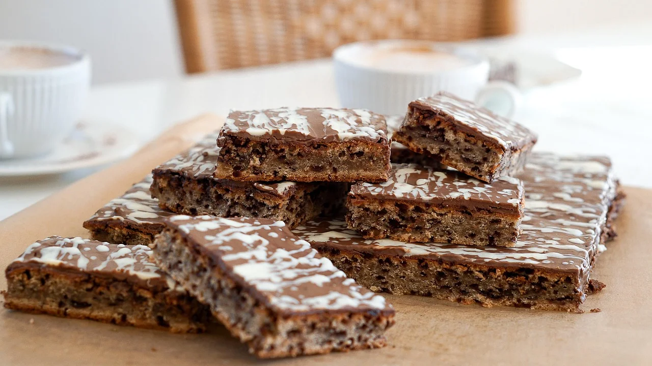 Brownie servido com nozes picadas sobre a superfície