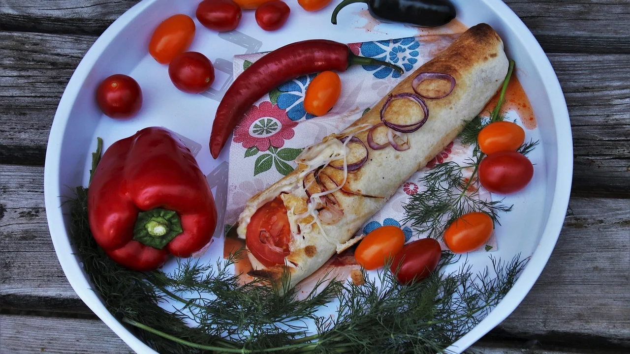 Molhos frescos e limão acompanhando burritos caseiros.