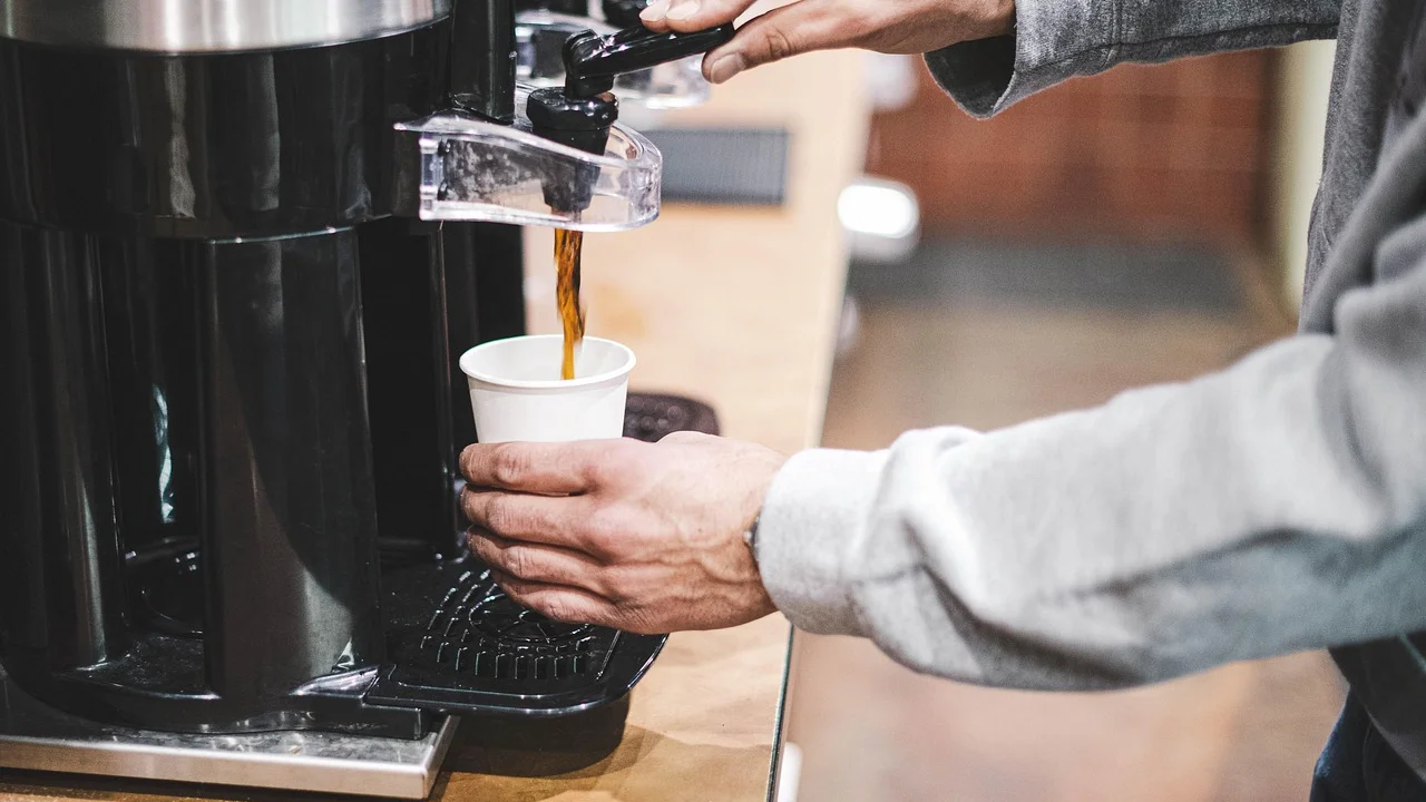 Café moído sendo preparado em filtro de papel