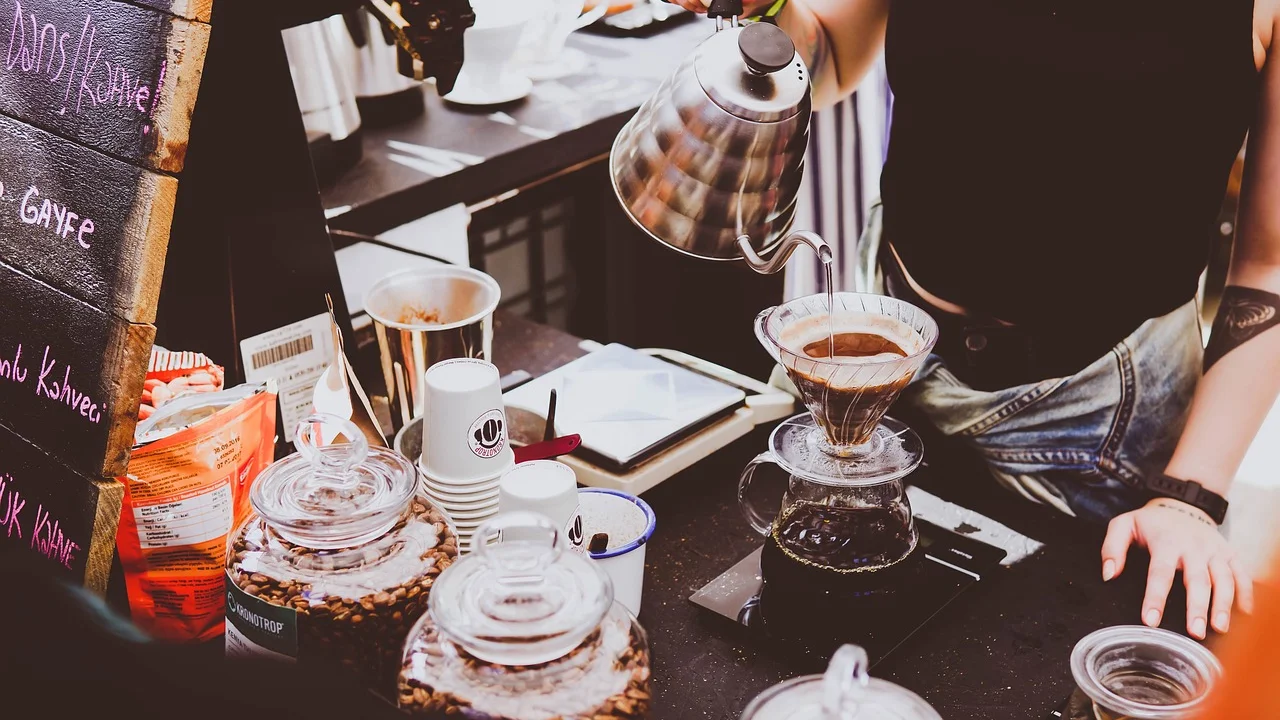 Água quente despejada lentamente sobre o pó de café