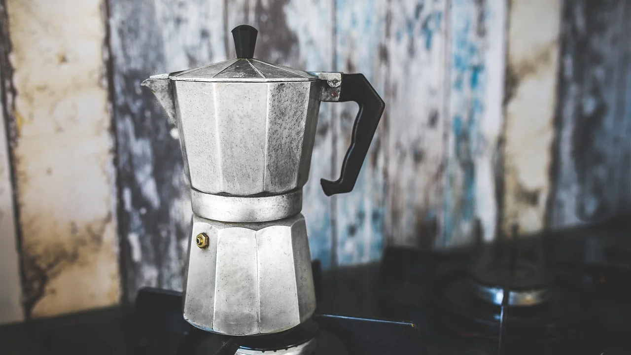 Cafeteira italiana preparada no fogão para um café concentrado