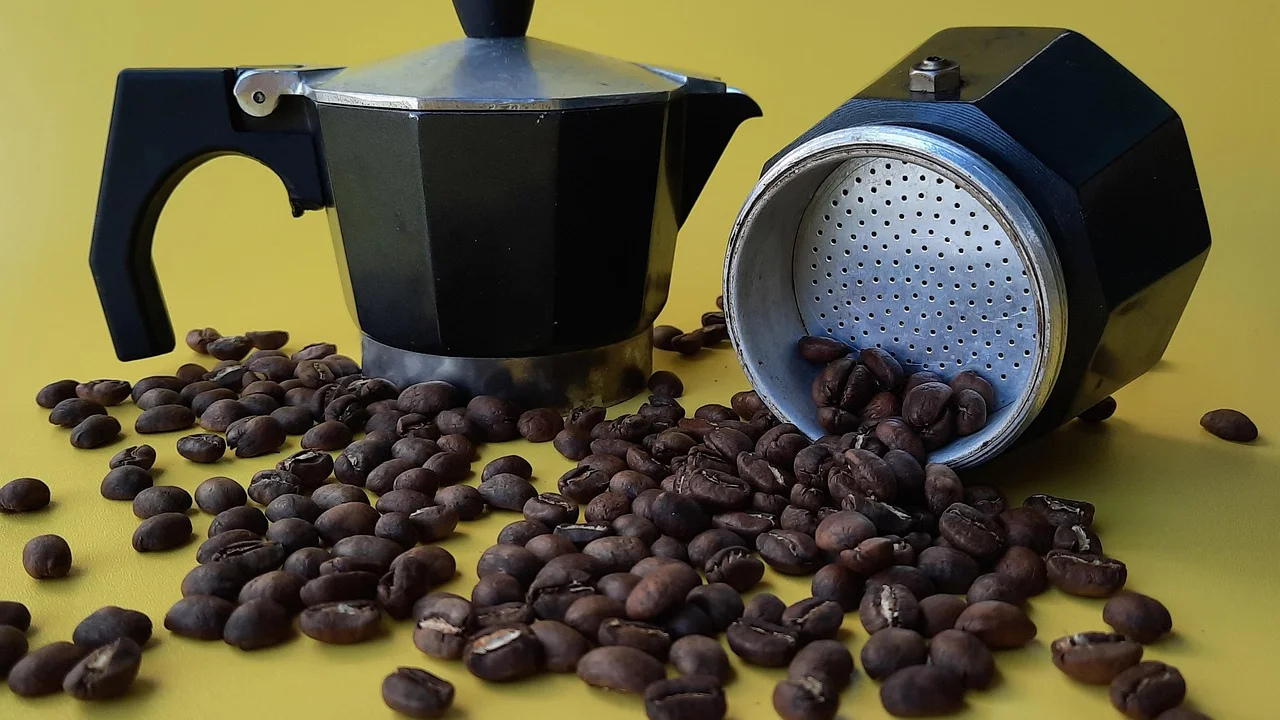 Grãos de café recém-moídos em textura média-fina