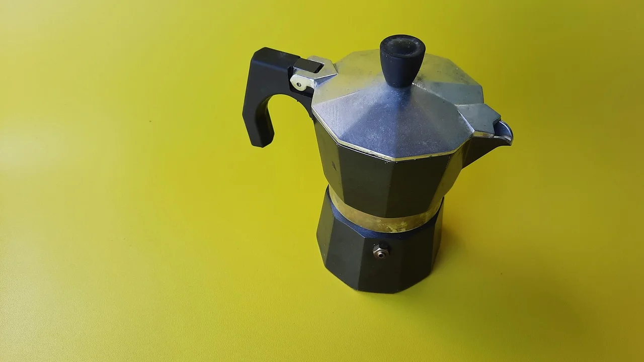 Aeropress usada para extrair café curto em uma xícara