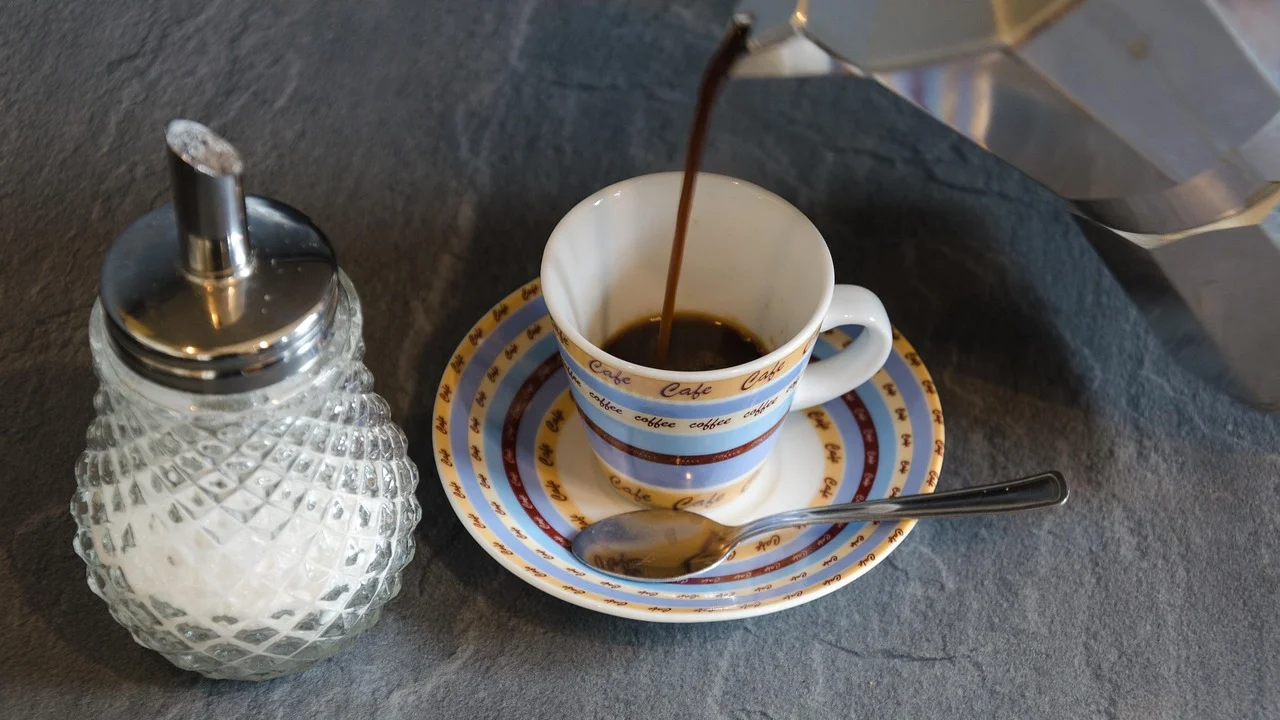 Utensílios caseiros para preparar café intenso sem máquina
