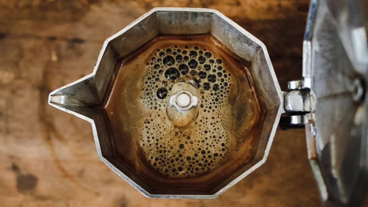Liquidificador batendo café frio, leite e gelo