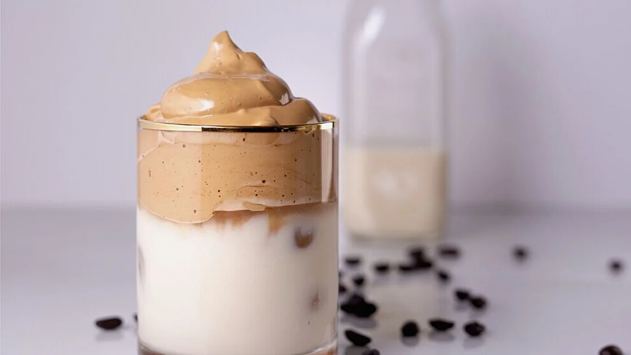 Finalização com canela sobre café gelado cremoso
