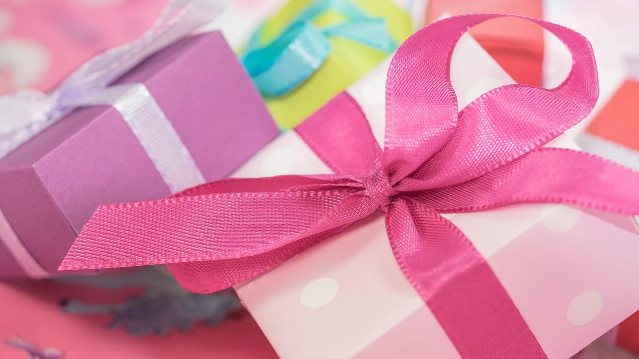 Materiais básicos organizados para montar uma embalagem de papel.
