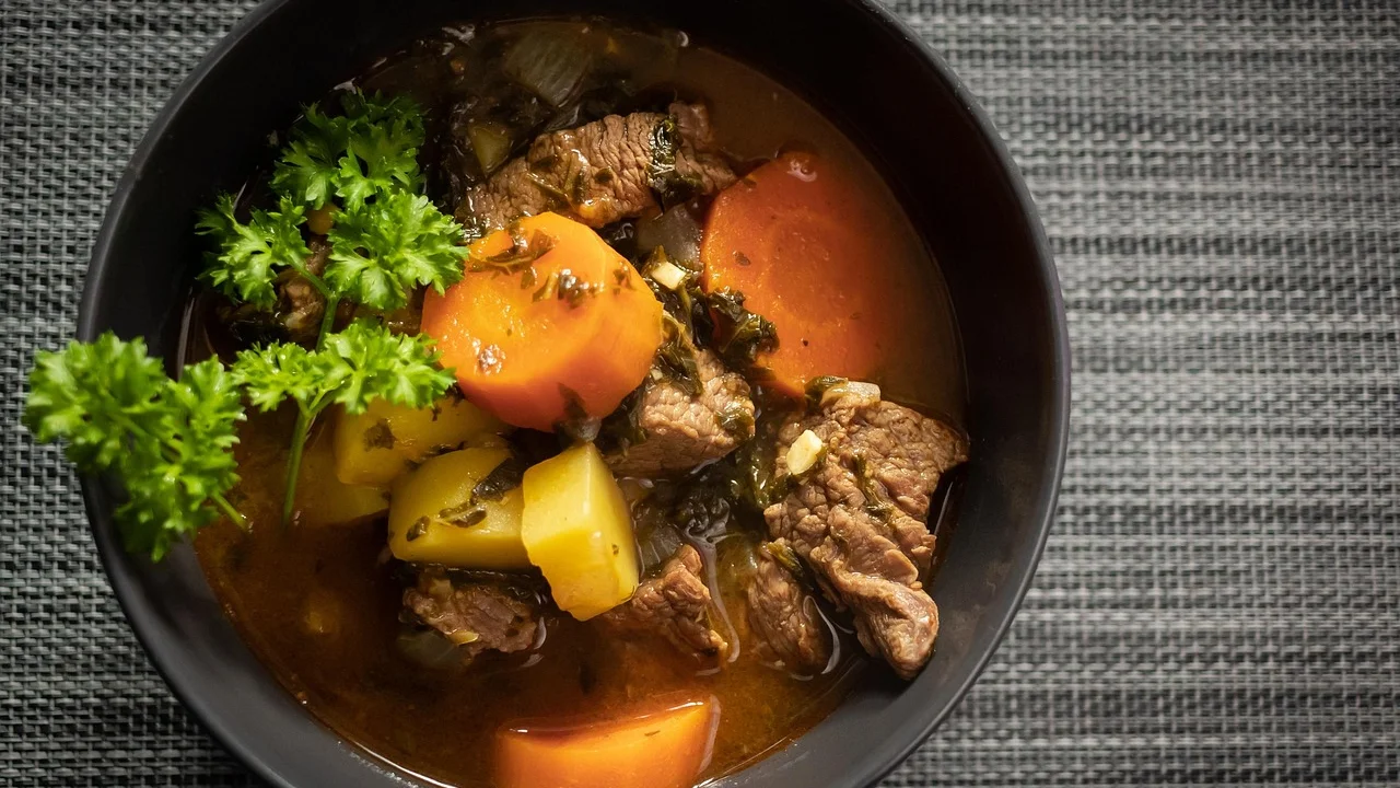 Legumes aromáticos cortados para enriquecer o caldo