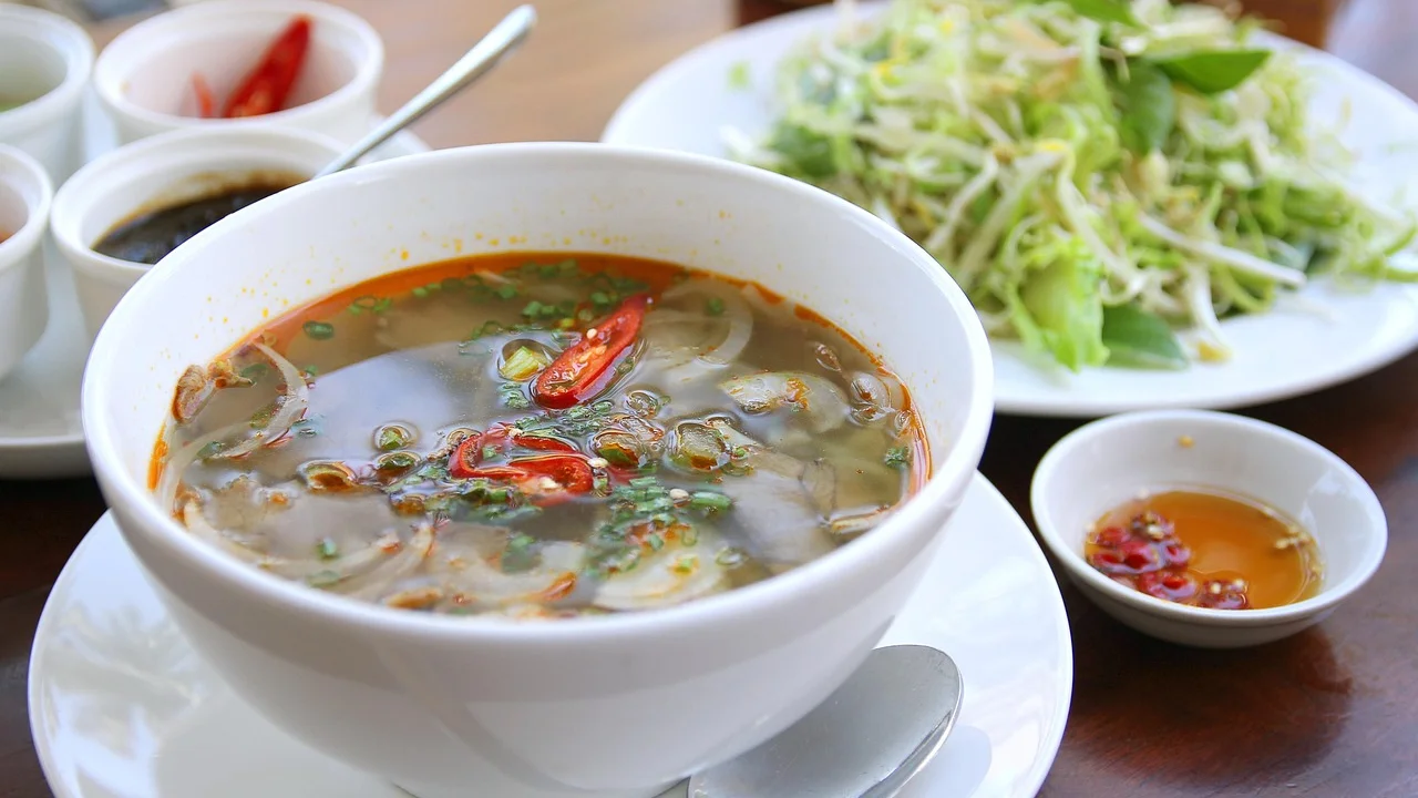 Caldo de carne caseiro fervendo suavemente na panela