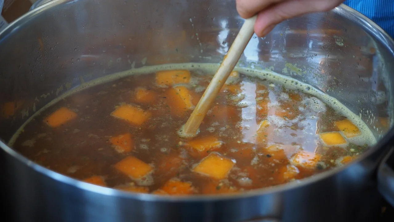Legumes frescos cortados para o preparo de um caldo aromático.