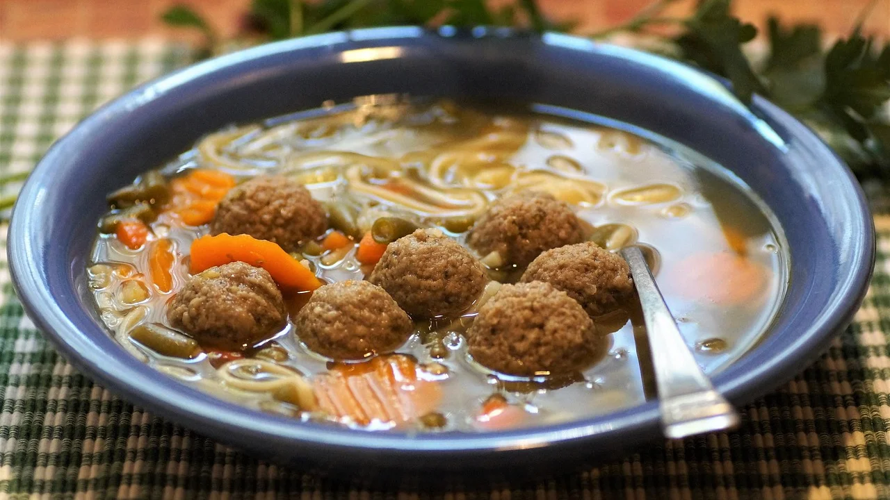 Porções de caldo de legumes acondicionadas para congelamento.