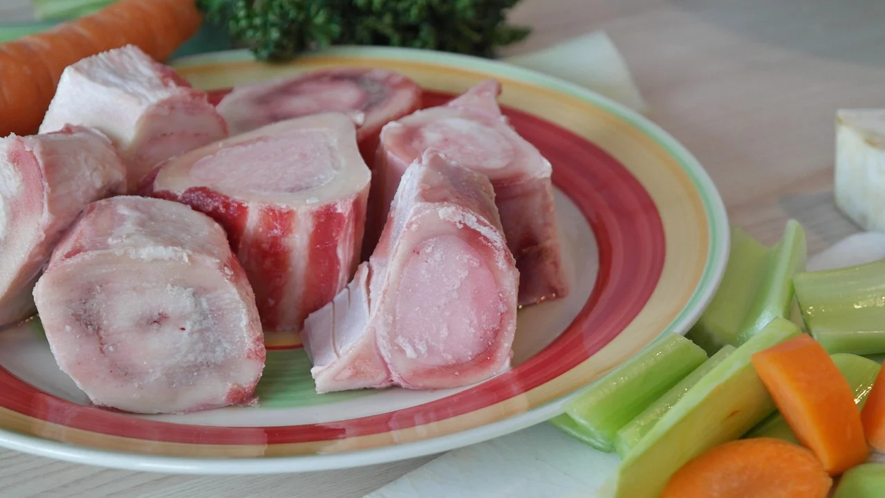 Linguiça dourada na panela antes de entrar no caldo