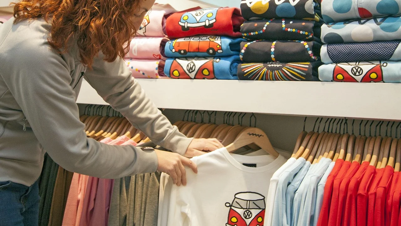 Camiseta branca preparada com papelão para receber a personalização.