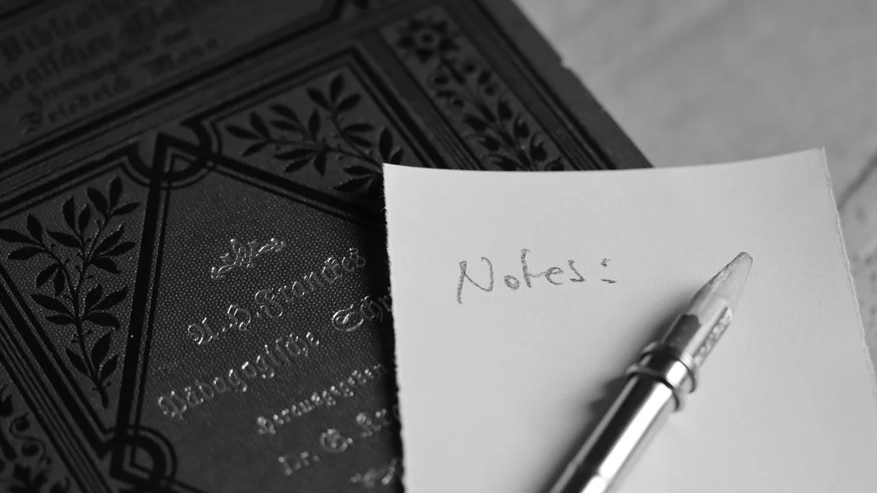 Estudante revisando dados de identificação no documento