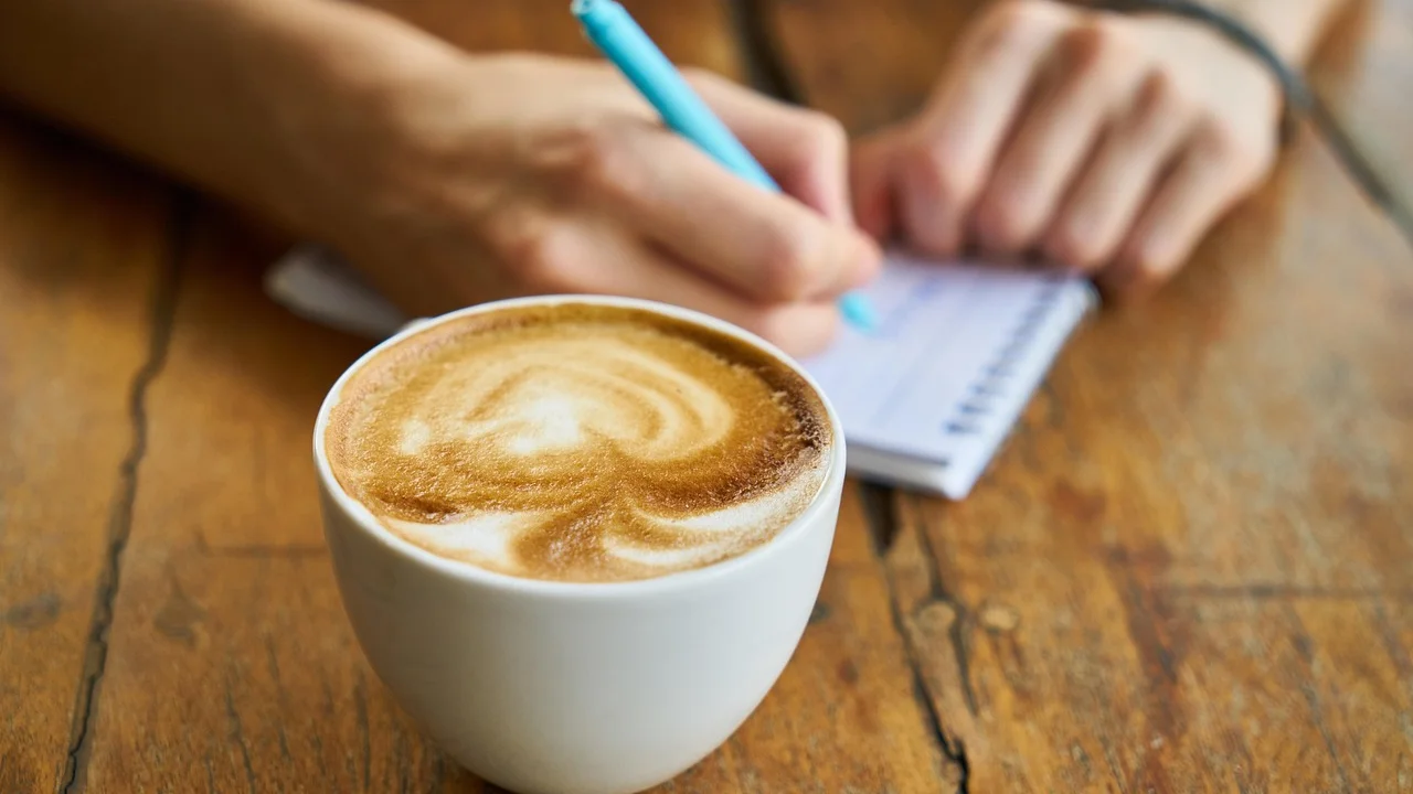 Xícara de cappuccino com espuma aveludada sobre mesa de madeira