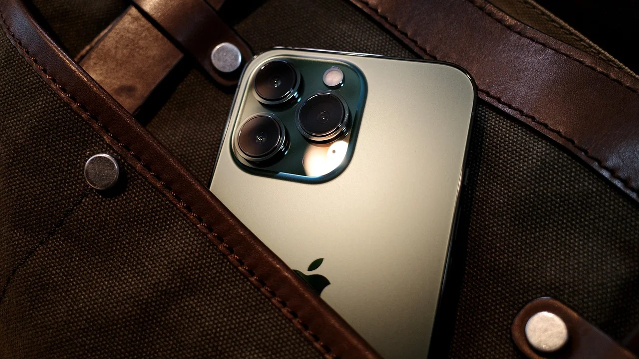 Mãos fazendo captura de tela em um iPhone com botões laterais.