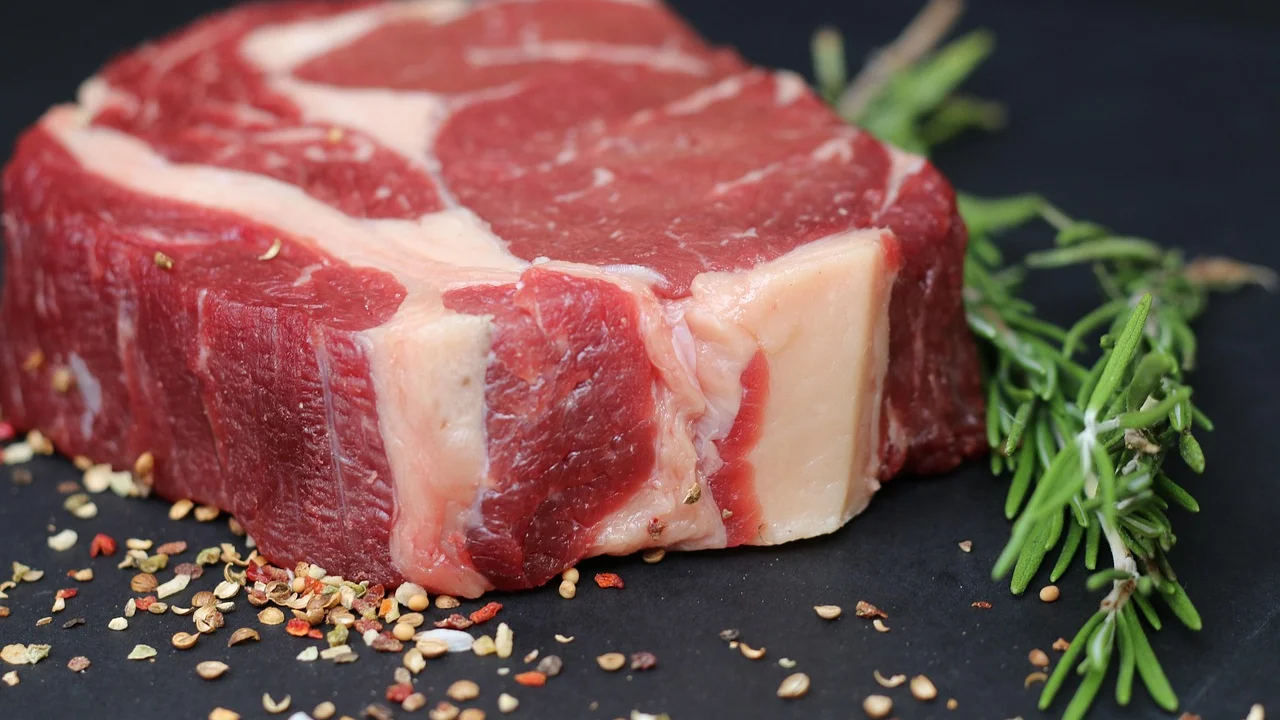 Batatas rústicas e legumes assados como acompanhamento para carne.