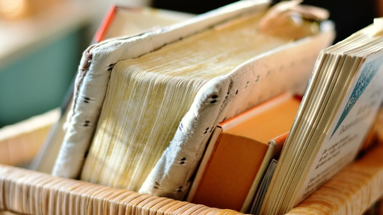 Hastes de papel levantadas para formar as laterais da peça.