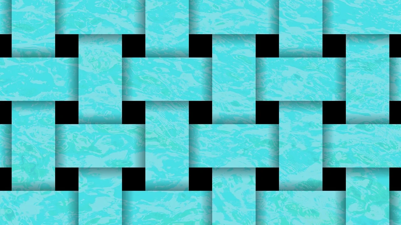 Detalhe da borda reforçada de uma cesta artesanal de papel.