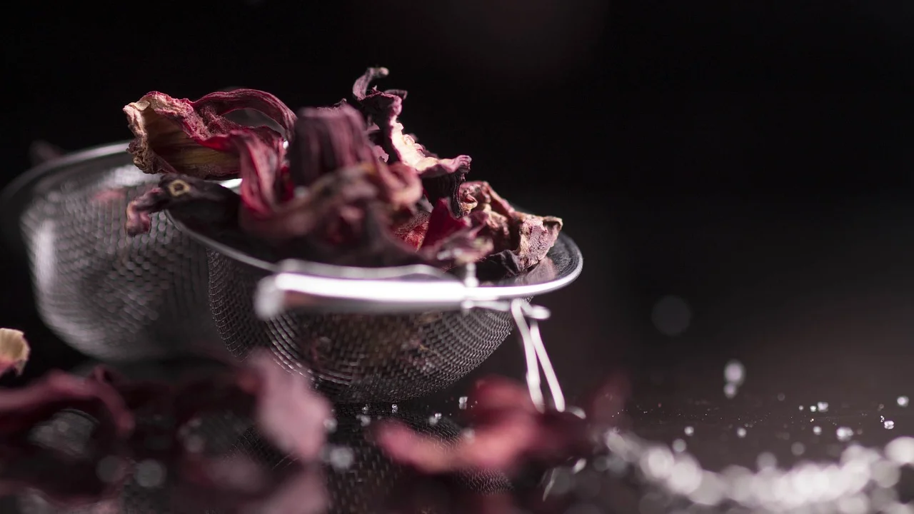 Flores secas de hibisco em colher de madeira para infusão