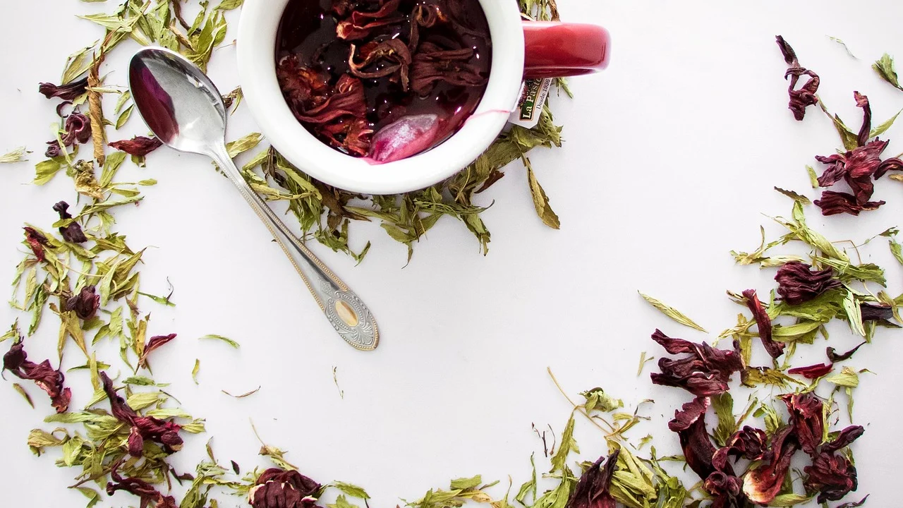 Jarra de chá de hibisco gelado com rodelas de laranja