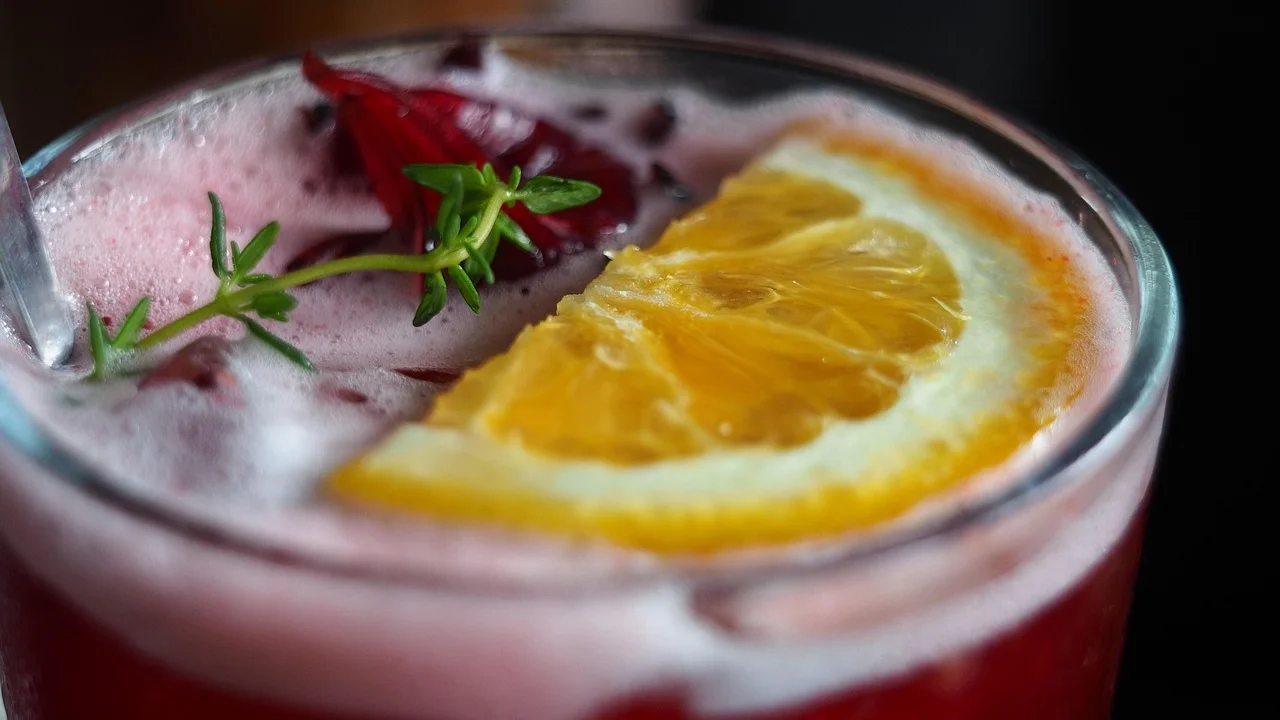 Infusão de hibisco sendo coada em peneira fina