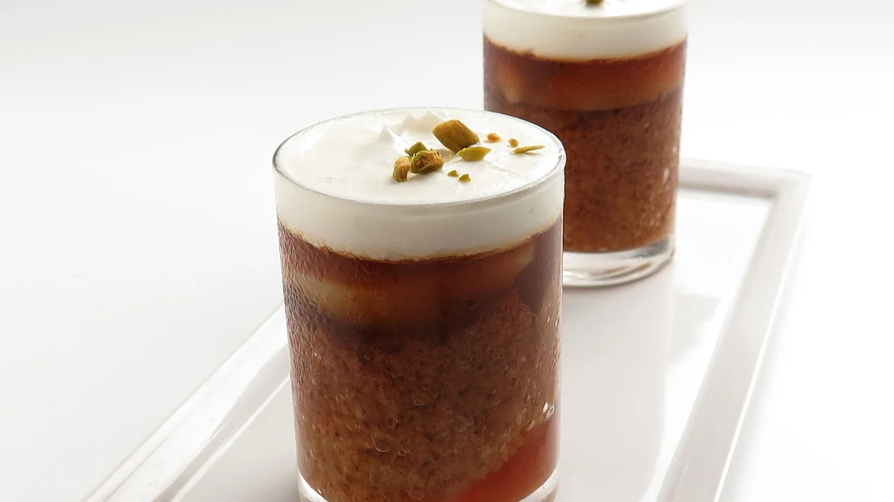 Pêssegos maduros cortados para preparar a bebida