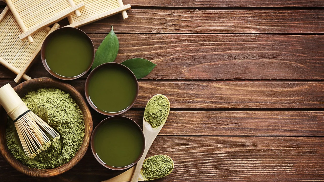 Matcha em pó peneirado em uma tigela antes do preparo