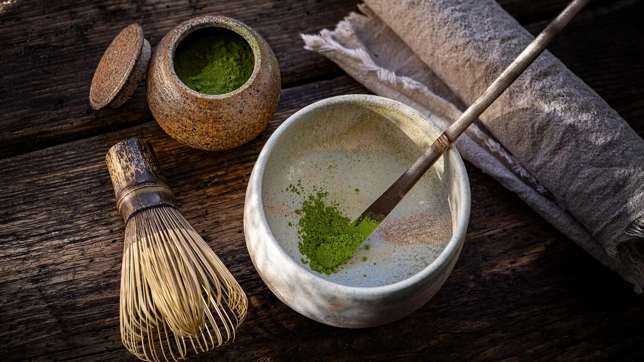 Chá matcha quente servido em tigela de cerâmica