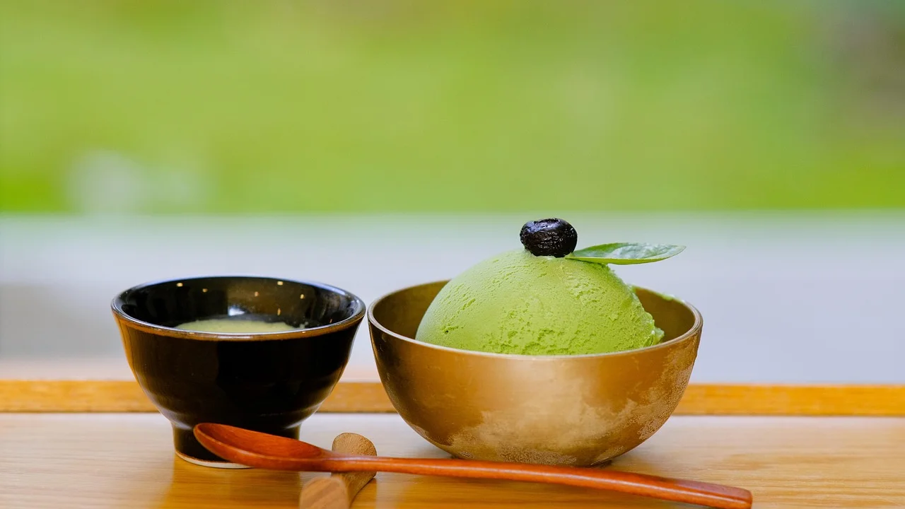 Versão gelada de matcha com cubos de gelo em copo alto