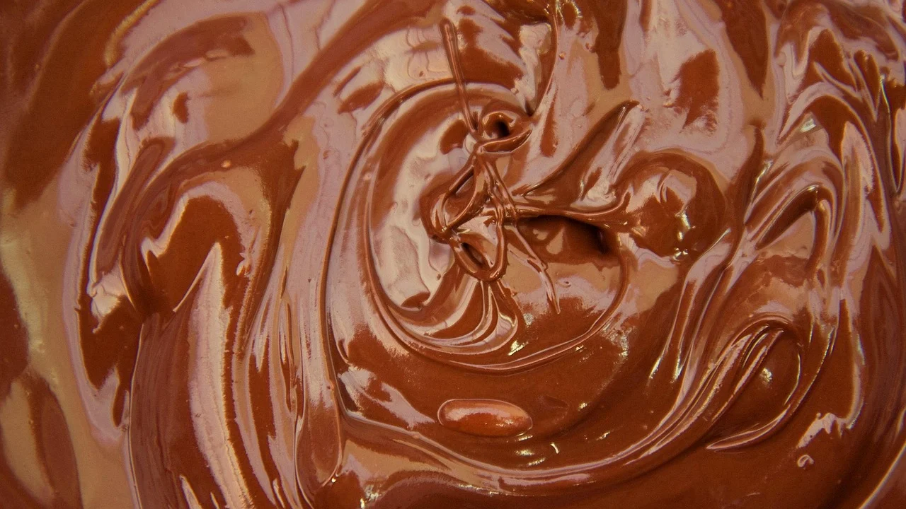 Chocolate picado em tigela própria para micro-ondas