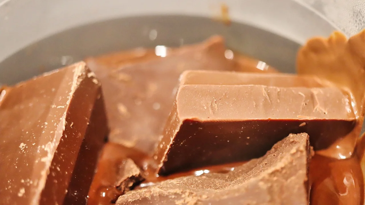Cobertura de chocolate escorrendo sobre um bolo frio