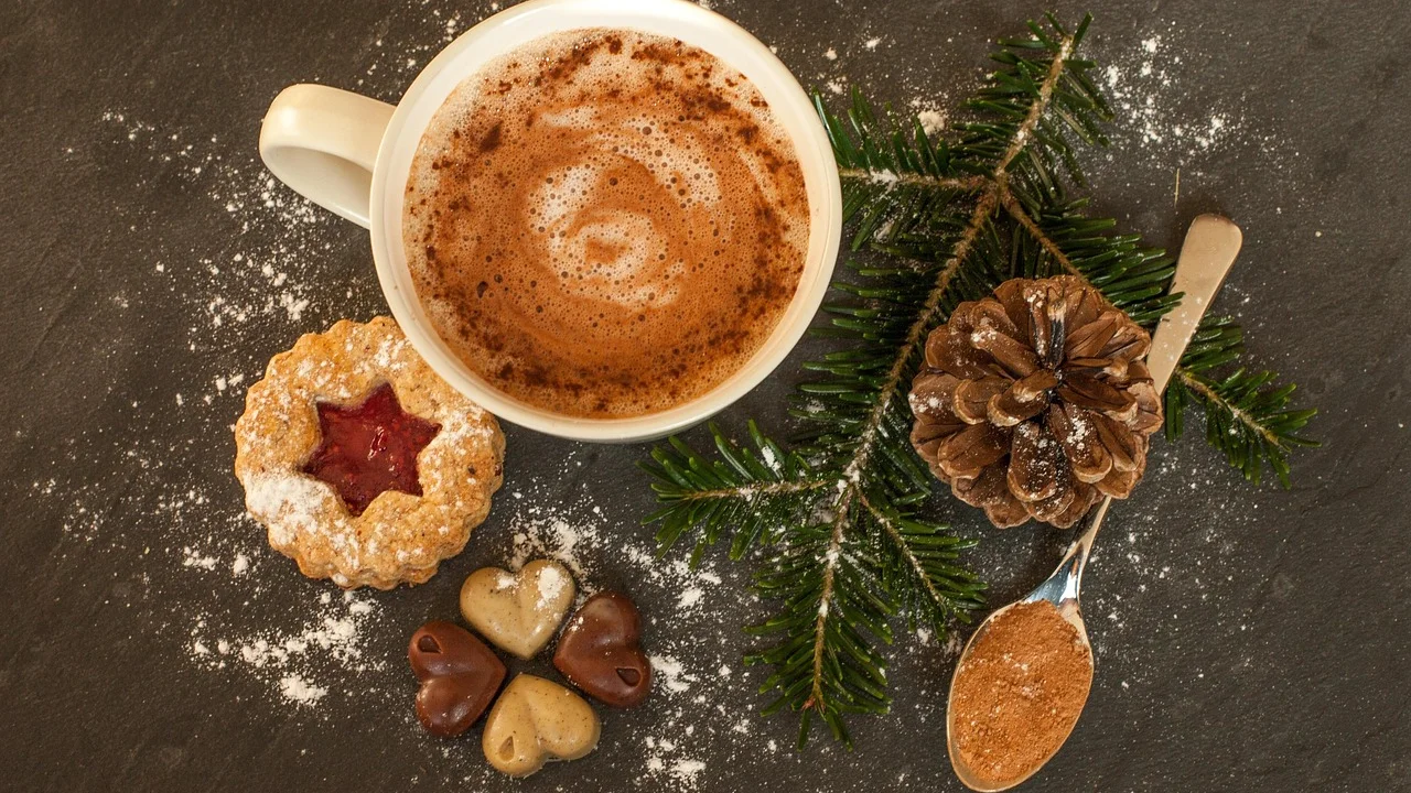 Mistura de chocolate quente sendo mexida em panela