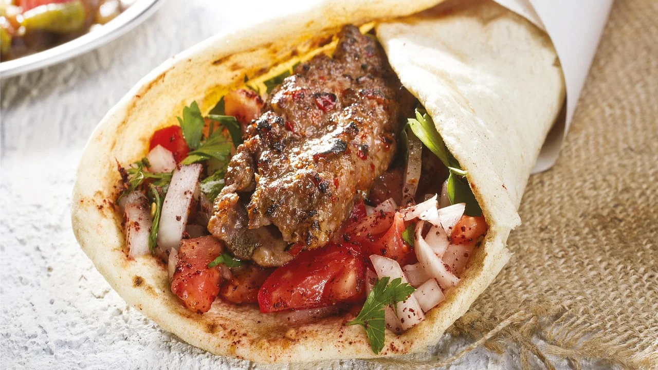 Bloco de carne temperada montado em camadas para assar