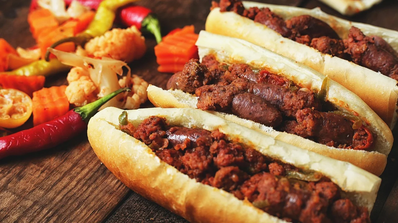 Fatias finas de carne dourada prontas para o sanduíche