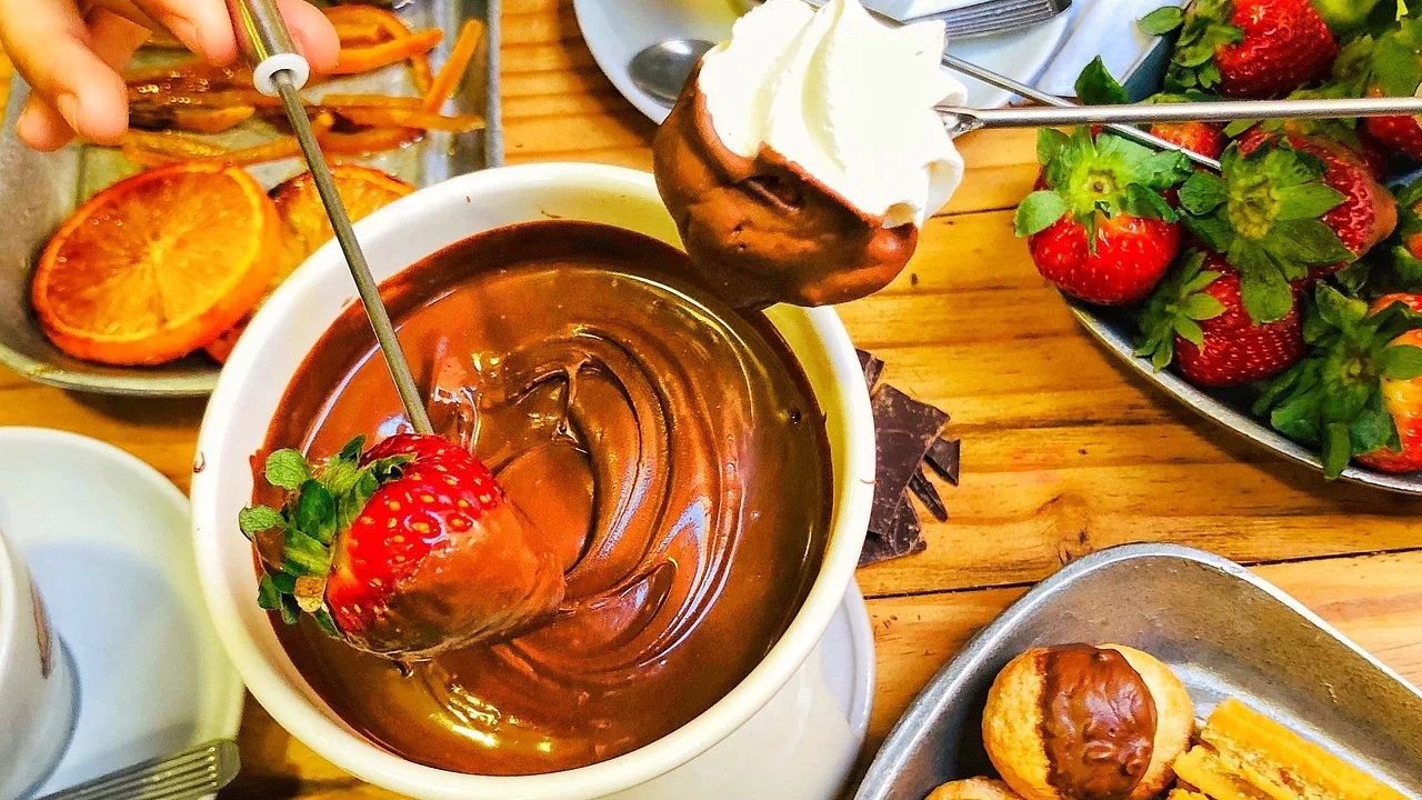Porção de churros dourados com açúcar e canela