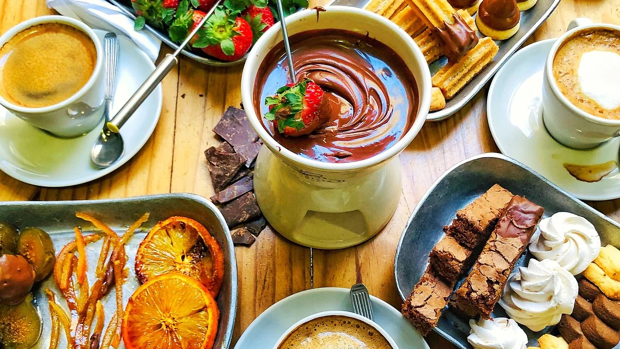 Massa escaldada de churros sendo misturada na panela